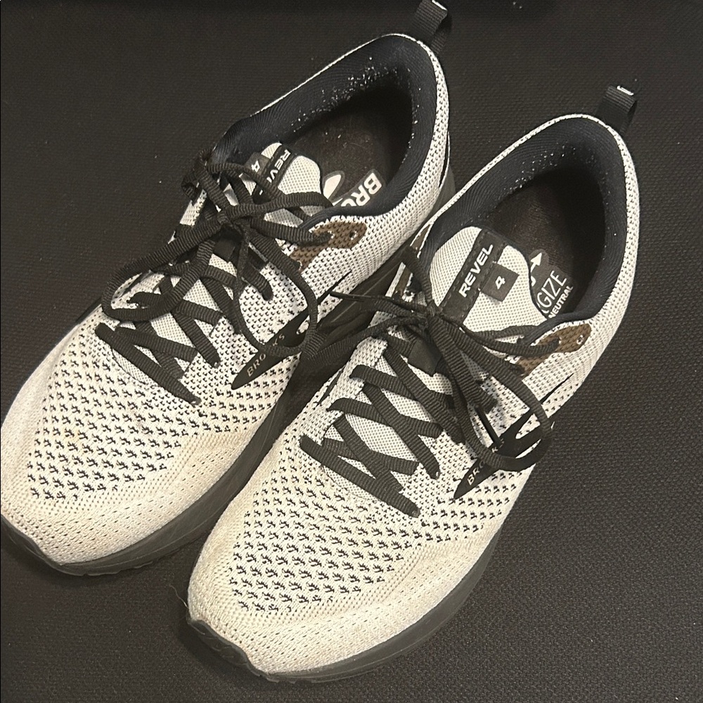 Brooks Revel 4 size 10.5 Black and White Running Shoes